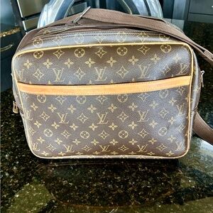 SOLD Louis Vuitton Reporter GM w/ Free LV Gift